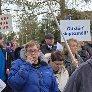 20250501_140128-phone