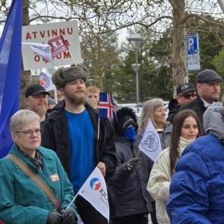 20250501_140129-phone