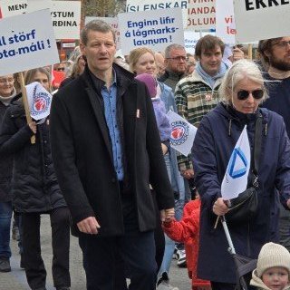 20250501_140143-phone