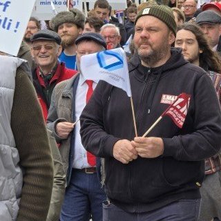 20250501_140542-phone