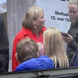 20250501_191844-phone