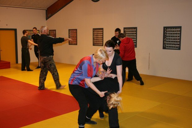 Réttu handtökin kennd