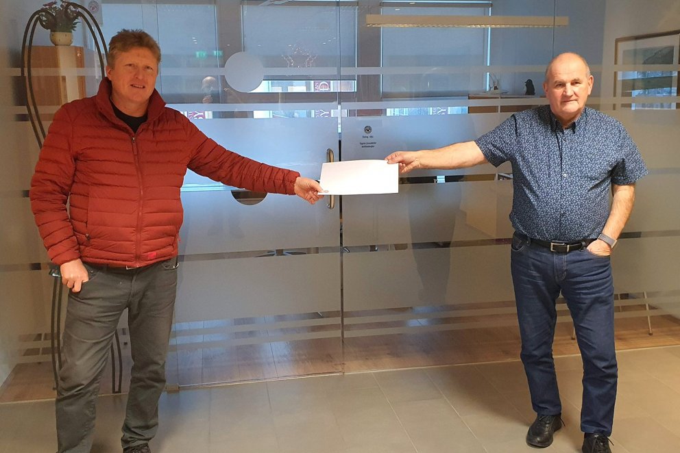 Í fyrra fékk Kristján Tryggvi vinning að upphæð kr. 150.000. Hér má sjá er Björn formaður afhenti Kr&hellip;