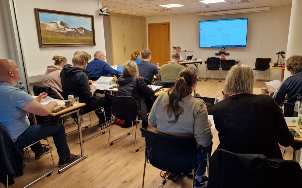 Mynd tekin á trúnaðarmannanámskeiði. Trúnaðarmenn Einingar-Iðju eru mikilvægir hlekkir í starfi féla&hellip;