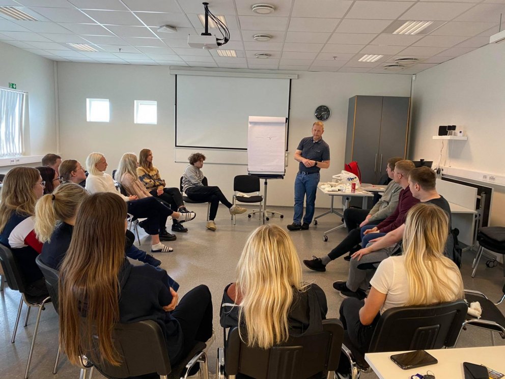 Myndin er tekin á námskeiðinu í SÍMEY þegar stóð yfir fræðsla í skyndihjálp.