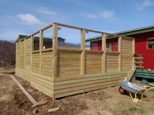 Sólpallasmíði í Flókalundi