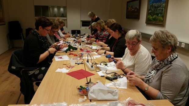 Fjör á námskeiði í jólastjörnugerð