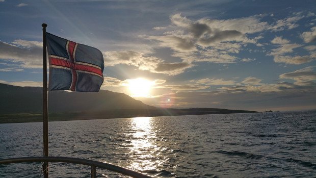 Við styðjum strákana okkar og lokum snemma í dag