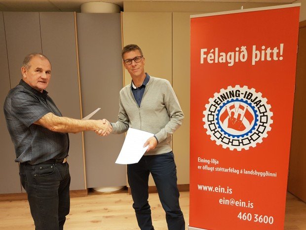 Björn og G. Ómar handsala samninginn