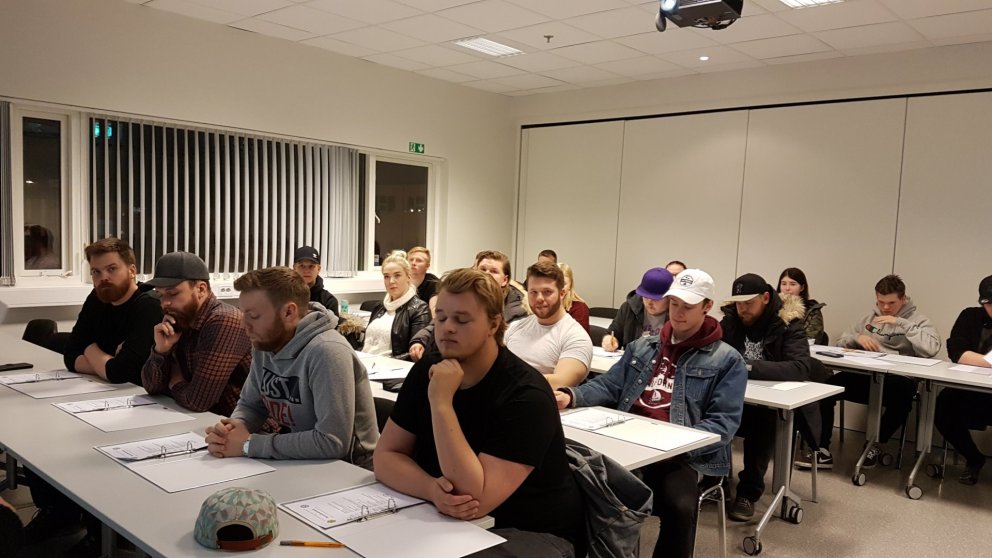 Hér er hluti af hópnum sem hóf dyravarðanám í gær