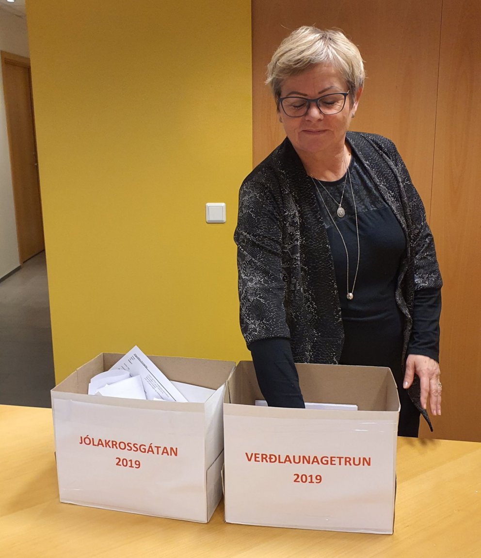 Á myndinni má sjá Helgu Níelsdóttur, starfsmann félagsins á Dalvík, sem var fengin til að draga út n&hellip;