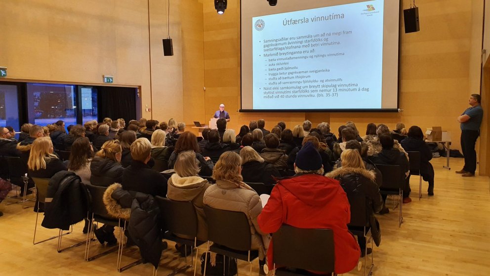 Á annað hundrað félagsmenn mættu á fundinn sem fram fór í Hofi