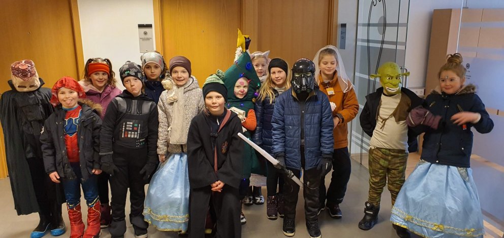 Fjölmargar ungar furðuverur kíktu á skrifstofur félagsins, sungu af innlifun og fengu smá nammi að l&hellip;