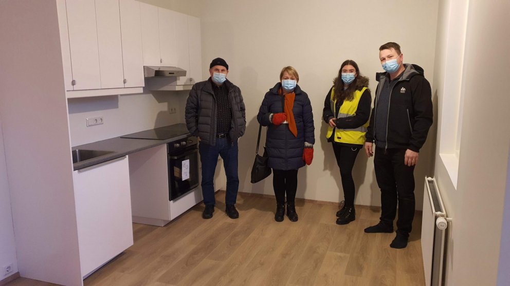 Á myndinni eru Björn og Anna ásamt Guðrúnu Kristjánsdóttur, starfsmanni á leigusviði Bjargs, og Sigu&hellip;