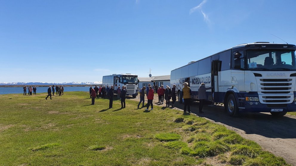 Eftir stutt stop í Fosshól var ekið fram í Svartárkot þar sem nokkrir keyptu silung sem reyktur er á&hellip;