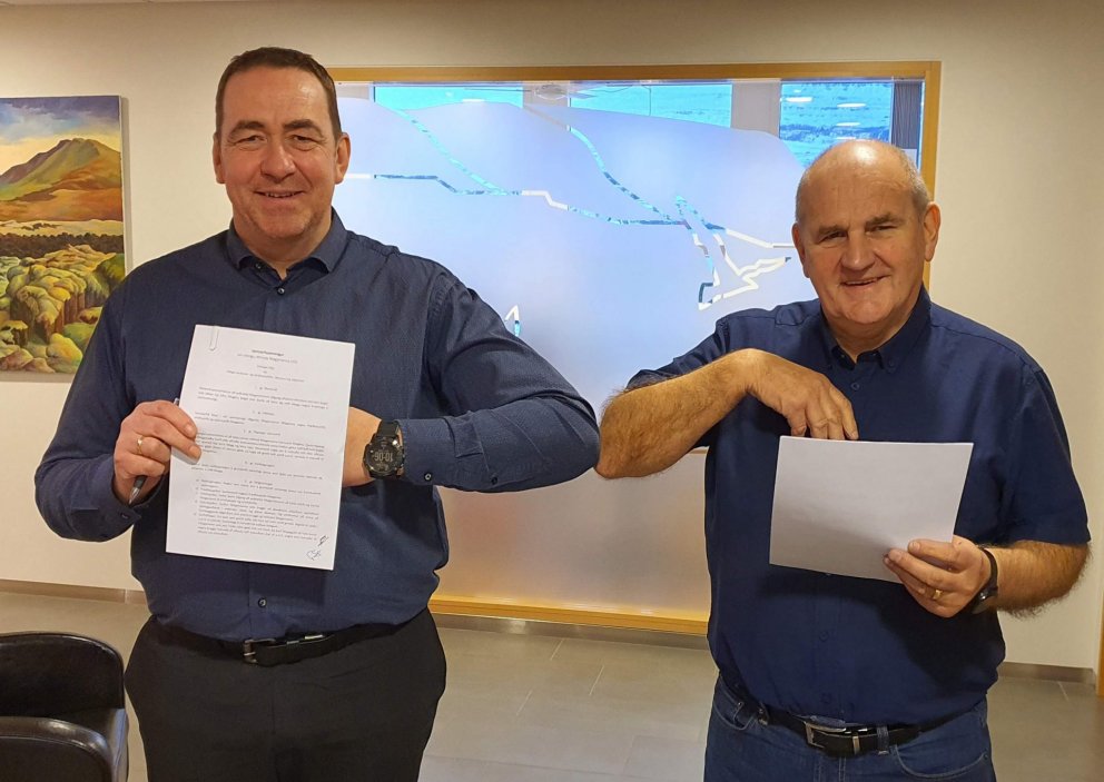 Eiður og Björn að lokinni undirritun samningsins.