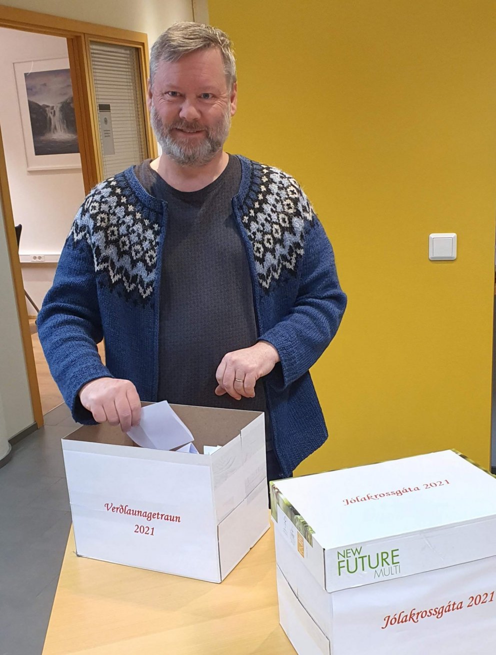 Á myndinni má sjá Heimi Kristinsson, varaformann Byggiðnar, sem var fenginn til að draga út nöfn hep&hellip;