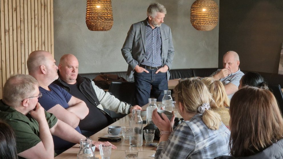 Fjölmörg mál voru á dagskrá fundarins, m.a. var Þresti Friðfinnssyni, sveitarstjóra Grýtubakkahrepps&hellip;