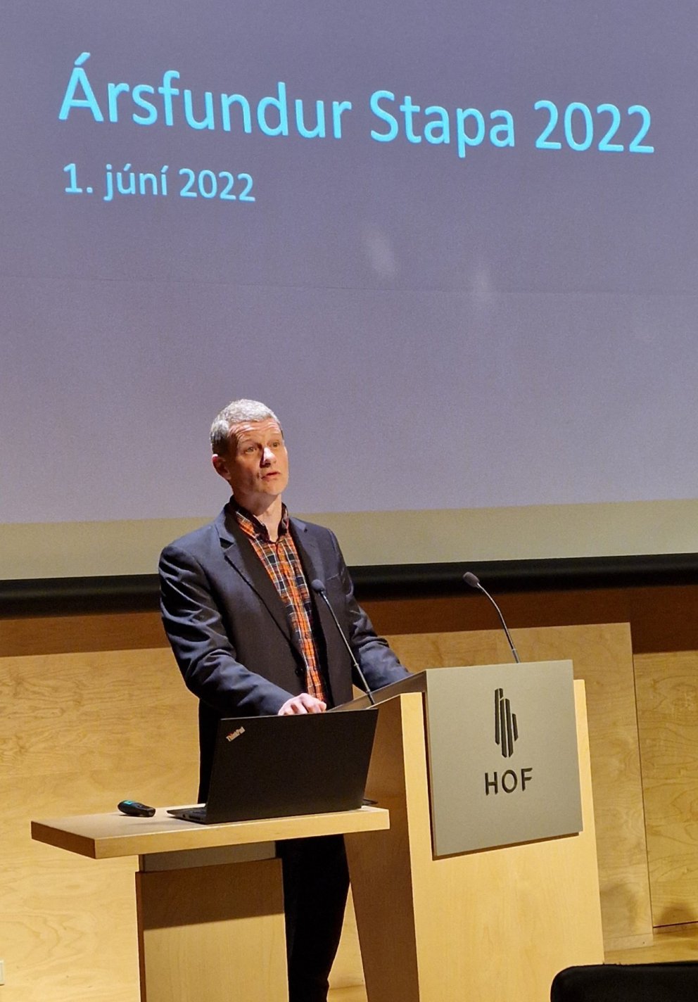 Tryggvi Jóhannsson stjórnarformaður að flytja skýrslu stjórnar