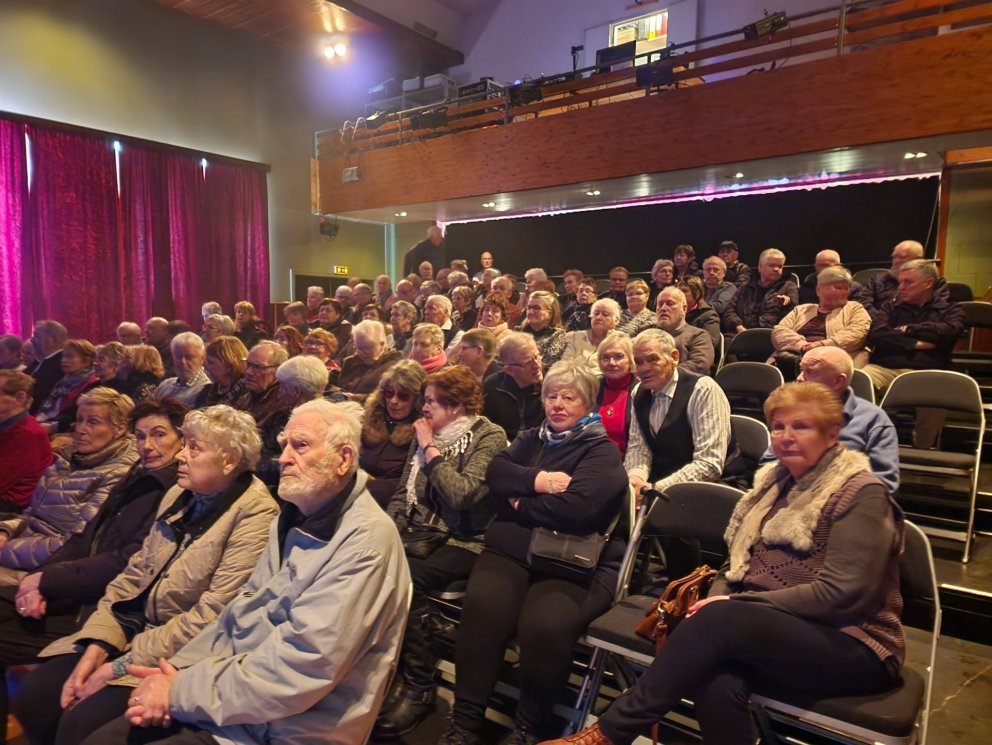 Rúmlega 100 félagsmenn og makar þáðu boðið og skelltu sér í kaffi og með því og á skemmtilega leiksý&hellip;