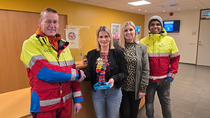 Elsa skrifstofustjóri og Aðalbjörg, þjónustufulltrúi sjóða, tóku á móti Neyðarkallinum 2024 frá tvei…