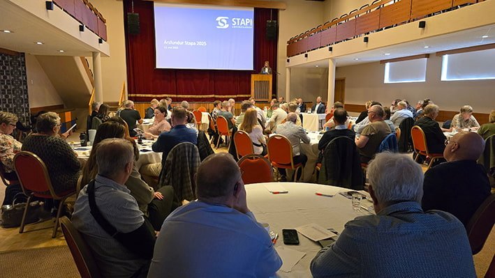 Hér er Elsa Björg Pétursdóttir, stjórnarformaður sjóðsins, að flytja skýrslu stjórnar á ársfundi Sta…