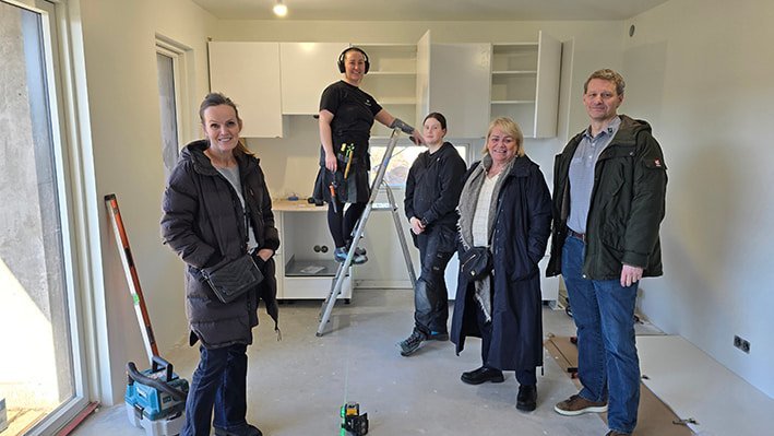 Hér má sjá Selmu, Önnu og Tryggva þegar íbúðirnar voru skoðaðar, ásamt tveimur starfsmönnum verktaka&hellip;