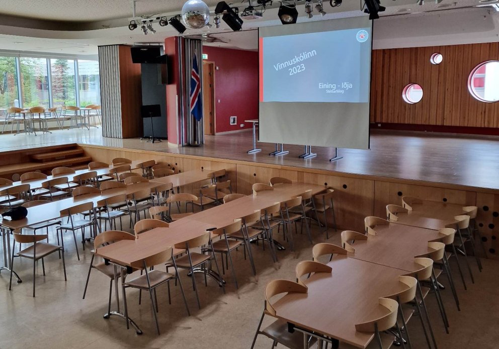Allt klárt fyrir fræðslu dagsins, mynd tekin í sal Síðuskóla fyrr í vikunni.