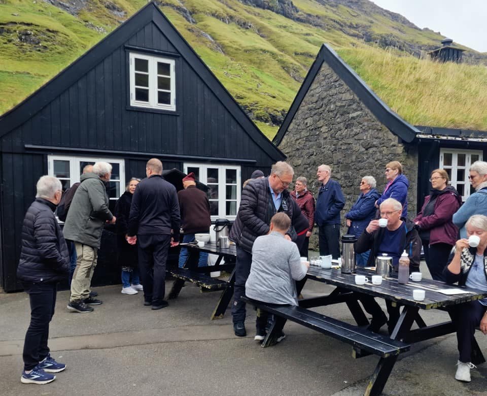 Hér má sjá nokkrar ferðalanga fá sér kaffisopa í ferðinni