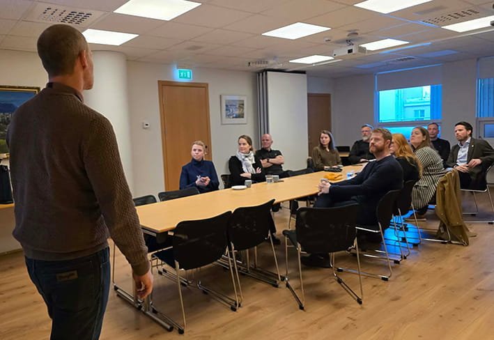 Tryggvi varaformaður tók á móti gestunum og kynnti fyrir þeim niðurstöður könnunarinnar.