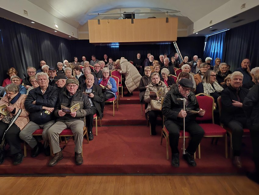 Allt að verða klárt fyrir sýninguna. Tæplega 90 félagsmenn og makar þáðu boðið og skelltu sér á sýni&hellip;