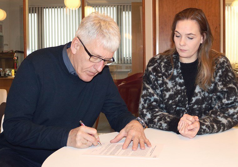 Finnbjörn A. Hermannsson, forseti ASÍ og Sonja Ýr Þorbergsdóttir, formaður BSRB, að skrifa undir sam&hellip;