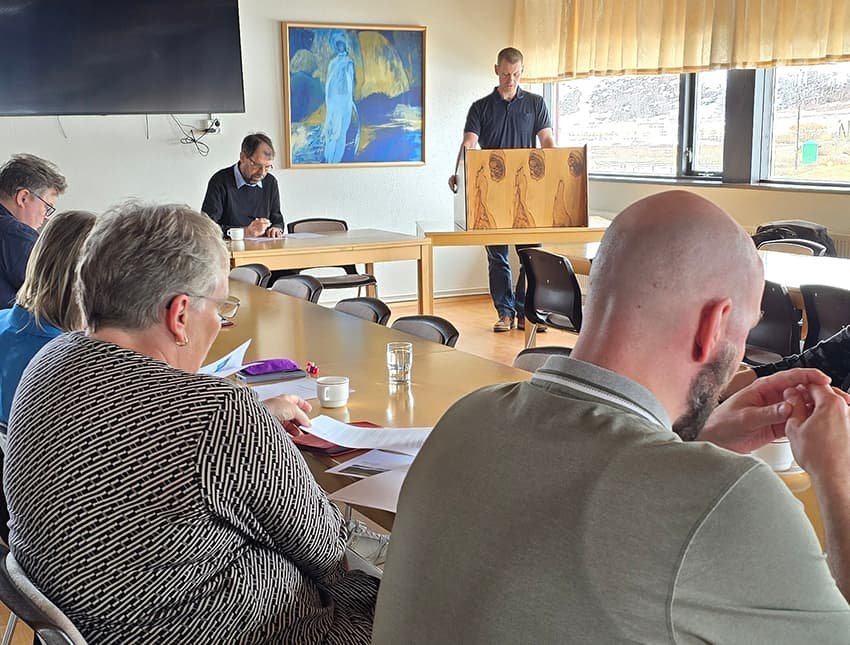 Hér má sjá Tryggva, formann byggðarinnar, flytja skýrslu stjórnar á fundinum.