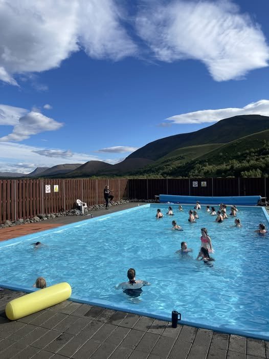 Fjölmargir í sundi á Illugastöðum á góðum sumardegi 2025