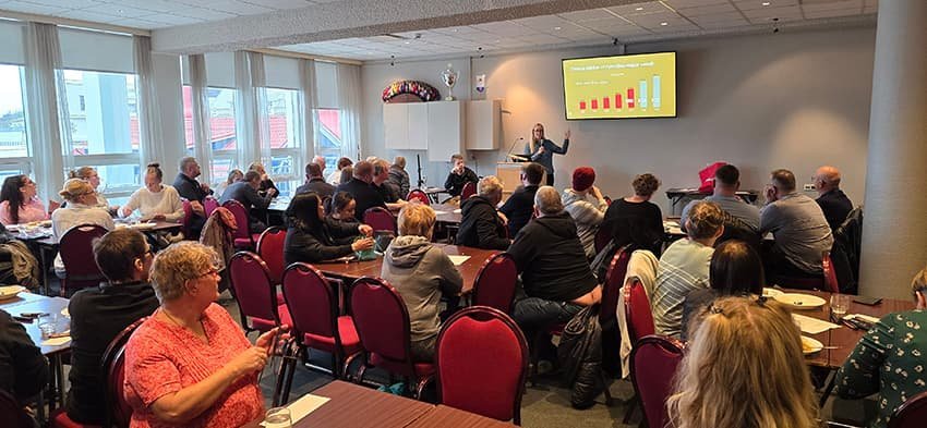 Góð mæting var á fundinn. Hér má sjá hluta fundarmanna hlýða á erindi frá Steinunni Bragadóttur, hag&hellip;