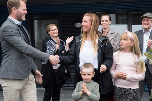 Björn Traustason, framkvæmdastjóri Bjargs, afhendir Katrínu Einarsdóttur lyklana að fyrstu leiguíbúð&hellip;