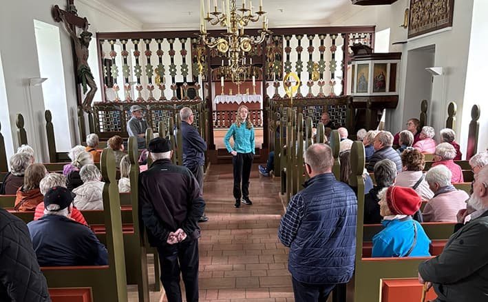 Hópurinn skoðaði m.a. Dómkirkjuna á Hólum í Hjaltadal og fékk fræðslu um sögu hennar.