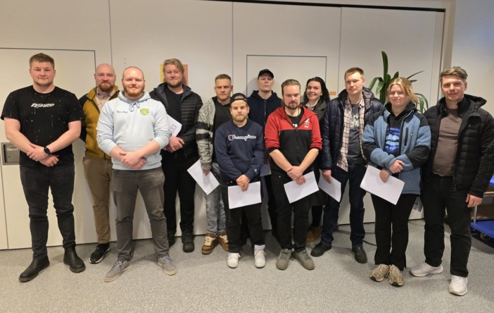 Dyraverðirnir tólf sem luku náminu sínu í SÍMEY. Mynd: simey.is