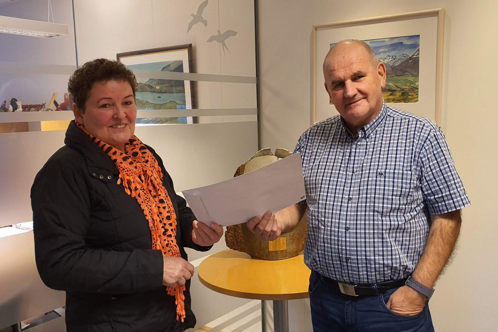 Björn formaður afhenti Elínrós vinninginn.