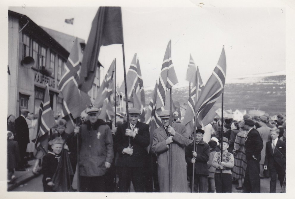 Fánaberar á Akureyri 1. maí 1955