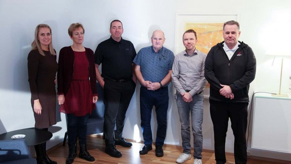 Á myndinni sem tekin var við þetta tækifæri eru frá vinstri:
Guðbjörg Kristmundsdóttir, formaður Ve…