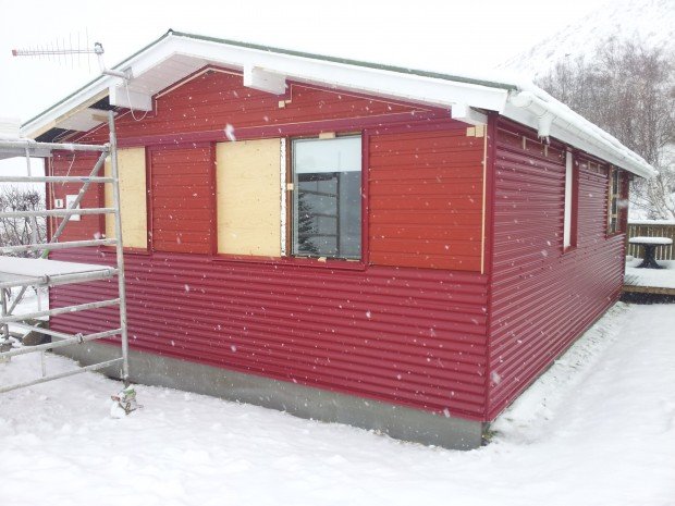 Illugastaðir – byrjað að klæða húsin