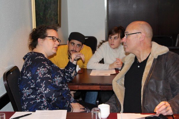 Nicole að túlka yfir á ensku