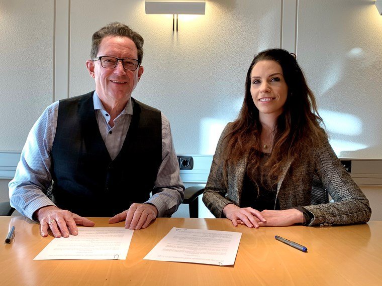 Þjónustusamningurinn var undirritaður í dag af Auði Ölfu Ólafsdóttur, sérfræðingi hjá ASÍ og Kristjá&hellip;