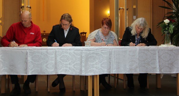 Frá undirritum samningsins í dag. Mynd Vikudagur/K