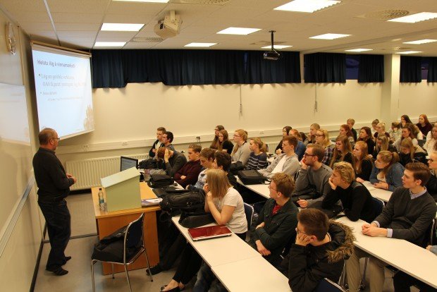 Hluti hópsins að hlusta á Þorstein í morgun