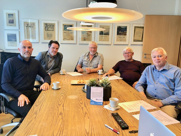 Hér má sjá við undirritun samningsins talið frá vinstri; Axel Helgason, formaður LS, Flosi Eiríksson&hellip;