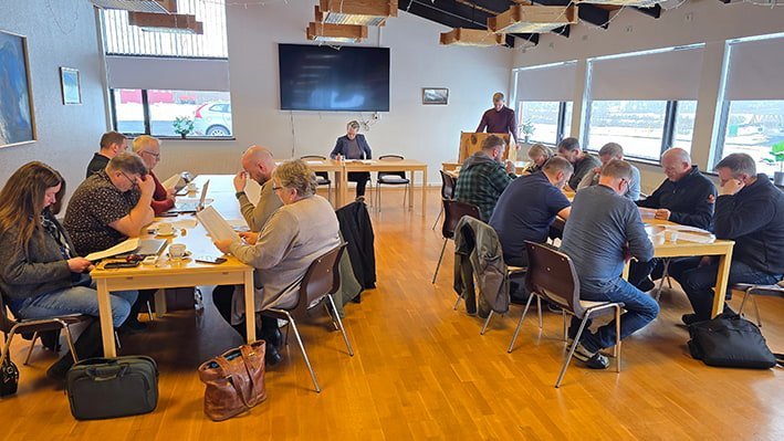 Hér má sjá Tryggva, formann byggðarinnar, flytja skýrslu stjórnar á fundinum.