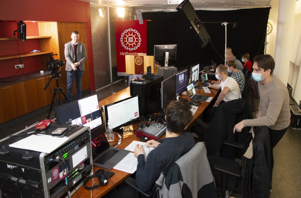 44. þing ASÍ var haldið við óvenjulegar aðstæður í gær. 300 þingfulltrúar sóttu þingið í fjarfundi.