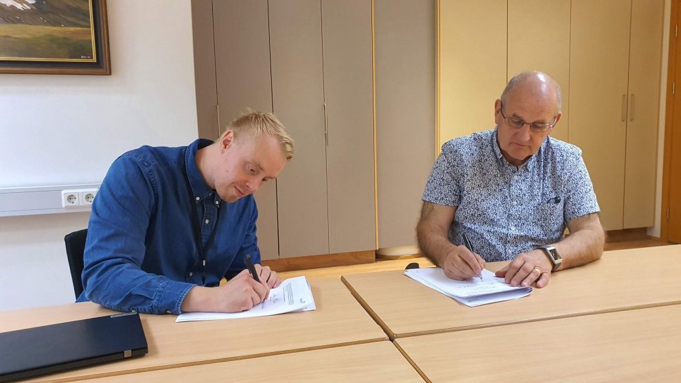 Konráð Þór frá Símanum og Björn formaður félagins undirrita nýja samninginn